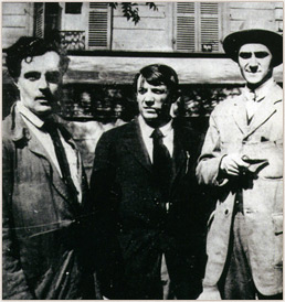 Модильяни, Пабло Пикассо и Андре Салмон, Монпарнас, 12 августа 1916 года. Фотография Жана Кокто. Архивы Поля Гийома, Париж.